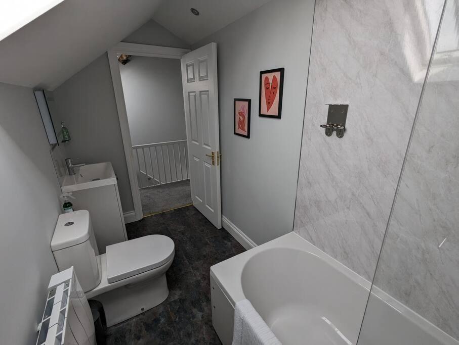 31 High Street - Modern & Stylish 2-Bed Apartment - Inc Parking Husbands Bosworth المظهر الخارجي الصورة