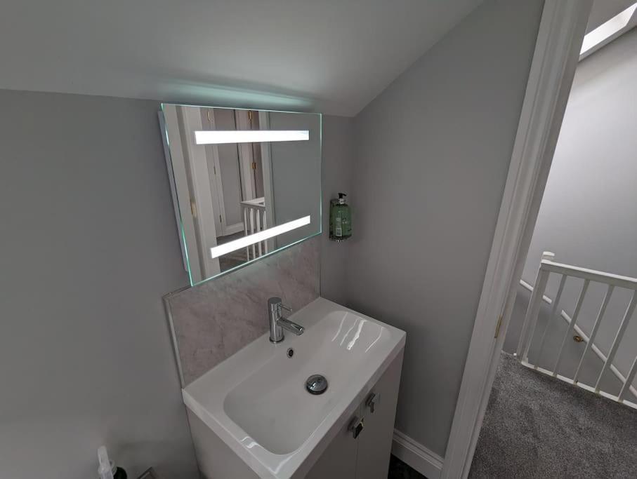 31 High Street - Modern & Stylish 2-Bed Apartment - Inc Parking Husbands Bosworth المظهر الخارجي الصورة