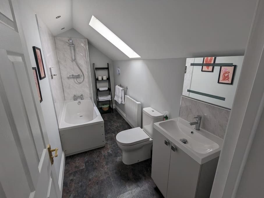 31 High Street - Modern & Stylish 2-Bed Apartment - Inc Parking Husbands Bosworth المظهر الخارجي الصورة